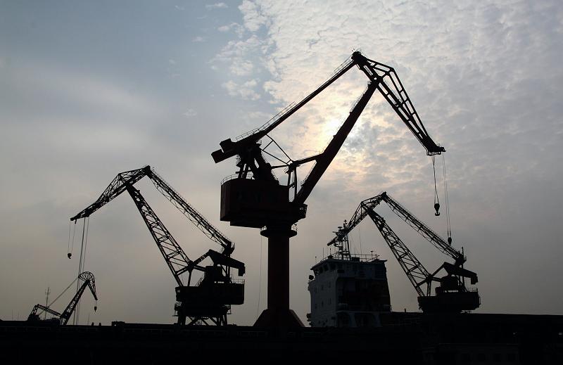 Boat_Crane_1.jpg - Shanghai's harbour is one of the largest  in the world...